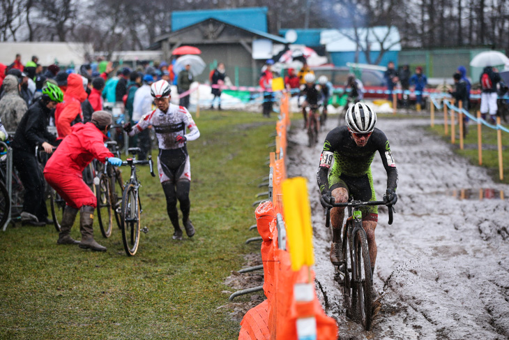 エリート男子 先頭を走るキャメロン・ベアード(Cannondale/Cyclocrossworld.com)と、ピットエリアを抜ける沢田時(ブリヂストンアンカー)