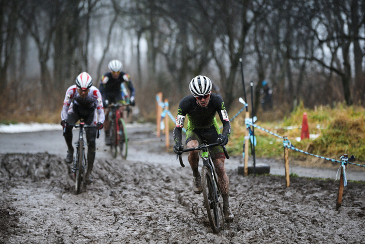 エリート男子　先頭で泥セクションに突っ込むキャメロン・ベアード（Cannondale/Cyclocrossworld.com）