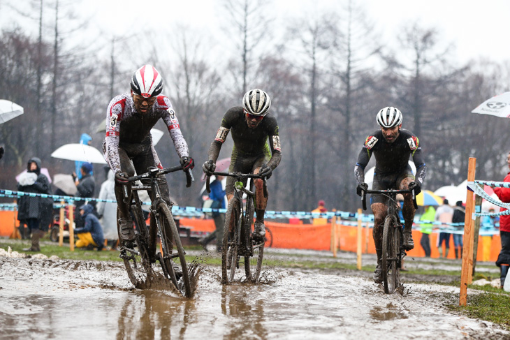 エリート男子 先頭で競り合う沢田時(ブリヂストンアンカー)、キャメロン・ベアード(Cannondale/Cyclocrossworld.com)、ケヴィン・ブラッドフォード(SET/Coaching.com)