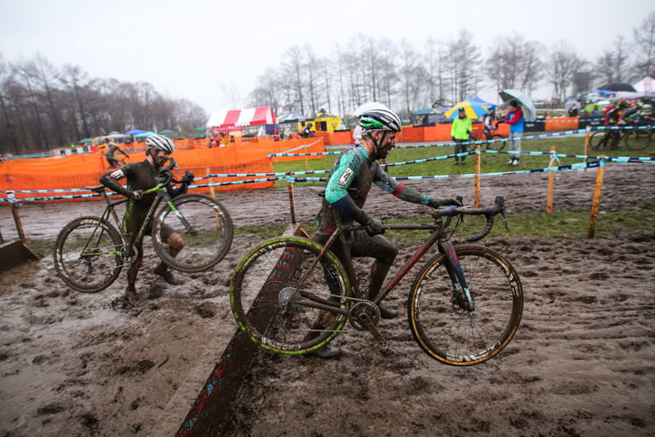 エリート男子 沢田とブラッドフォードを追うギャリー・ミルバーン(Speedvagen MAAP)とキャメロン・ベアード(Cannondale/Cyclocrossworld.com)