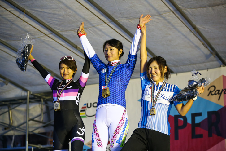 エリート女子　2位武田和佳（Liv）、1位坂口聖香（パナソニックレディース）、3位今井美穂（CycleClub.jp）