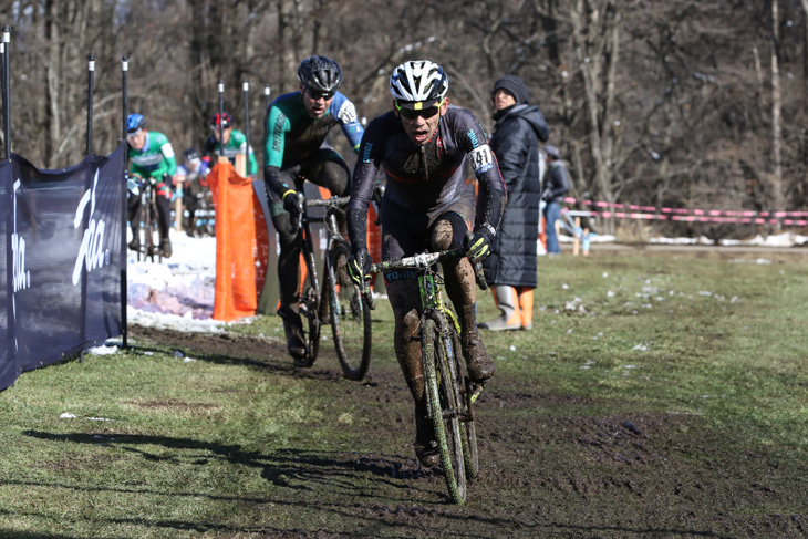 ジェフ・カーティス(SPEEDVAGEN MAAP)を抜きゴールに飛び込む伊澤一嘉(Tonic CX Team Japan)
