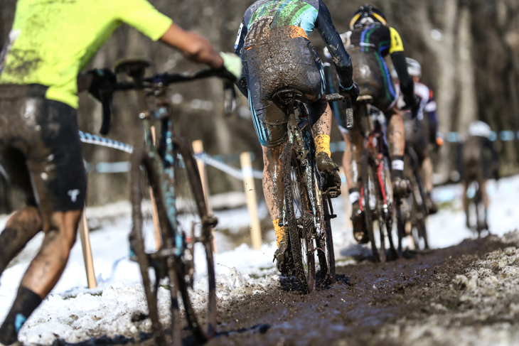 凍土と溶け出した緩い泥が選手たちを襲う
