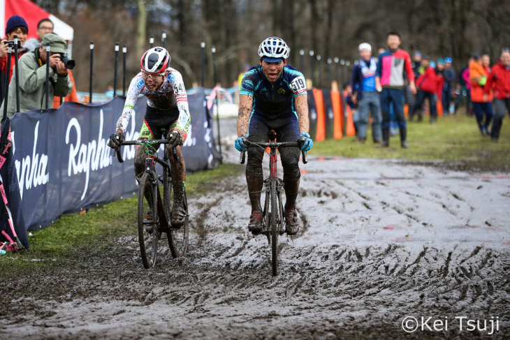 C3　小島大輝（SNEL CYCLOCROSS TEAM）とのゴール勝負に競り勝った山内健正（国際自然環境アウトドア専門学校）