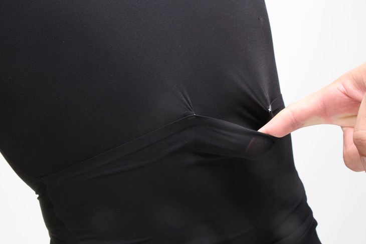 背中のポケットは薄いジェル系補給食を入れるのに最適な大きさ