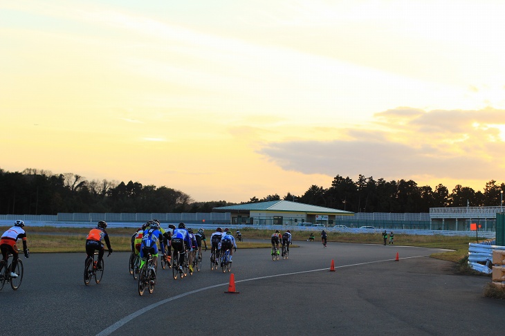 夕焼けの中、最後のレースが行われる