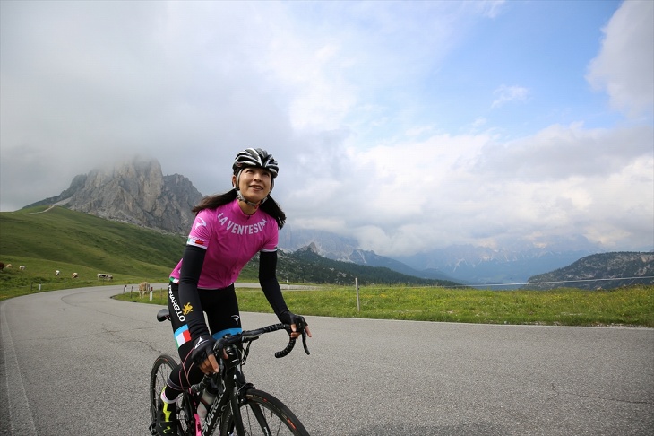 1級山岳(という言い方がロードレースっぽくてイイ!)ジャウ峠を笑顔で走る坂バカ・日向さん