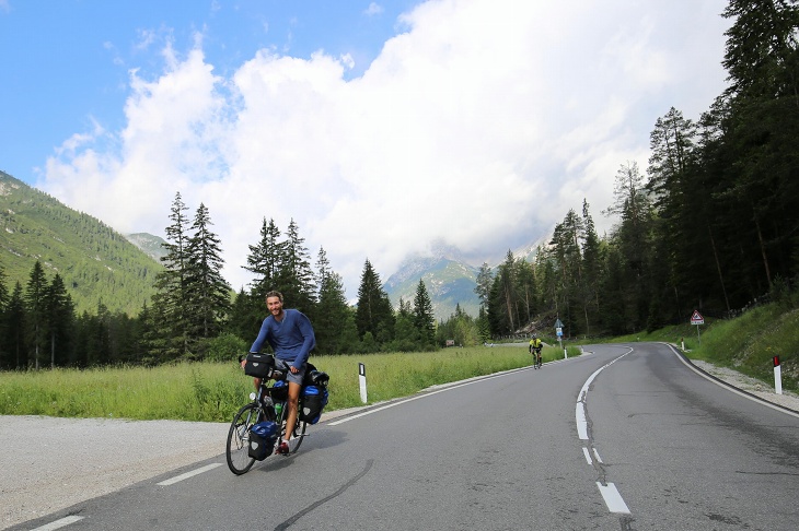 ロードバイクはもちろん、ダートを走るMTBや前後に荷物を積んだ旅バイクなど、ドロミテを楽しむ様々な自転車に遭遇