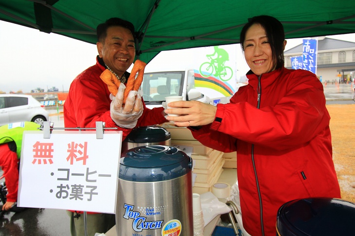 スタート地点ではコーヒーとねじりがしが振る舞われました。