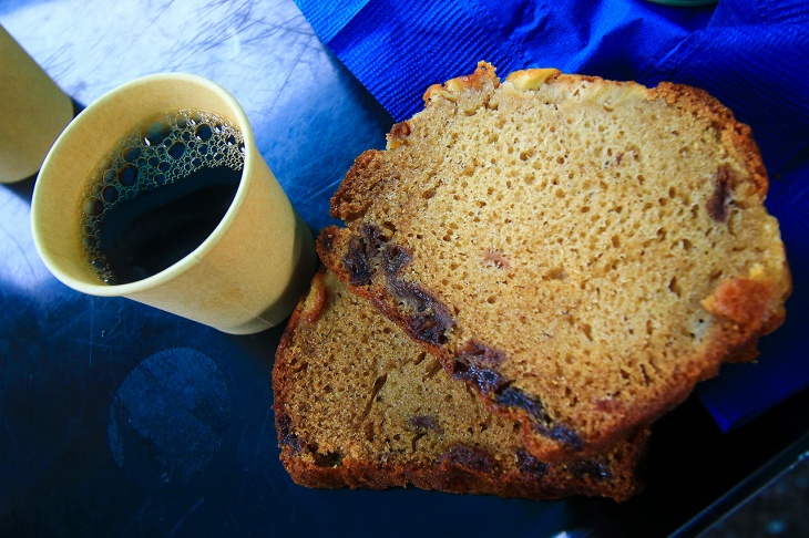 コーヒーの苦みにパウンドケーキの甘さが引きたてられていました