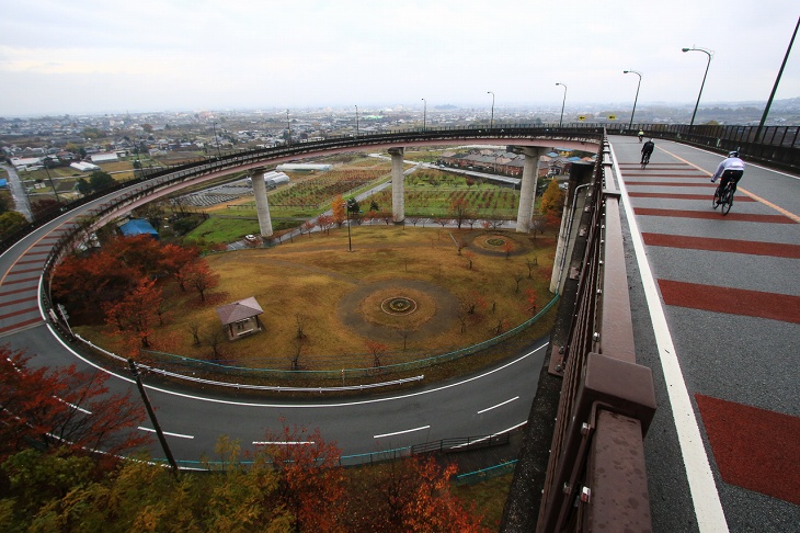 こちらのループ橋、夜にはきれいな夜景がみえるデートスポットなんだとか