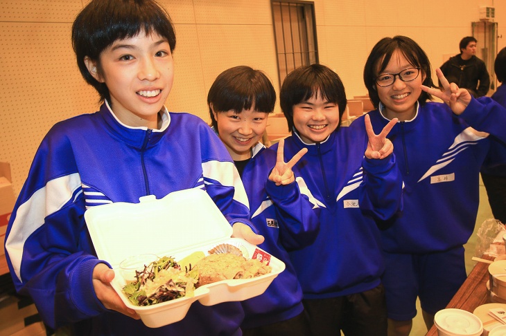 中学生達がお弁当を配ってくれます