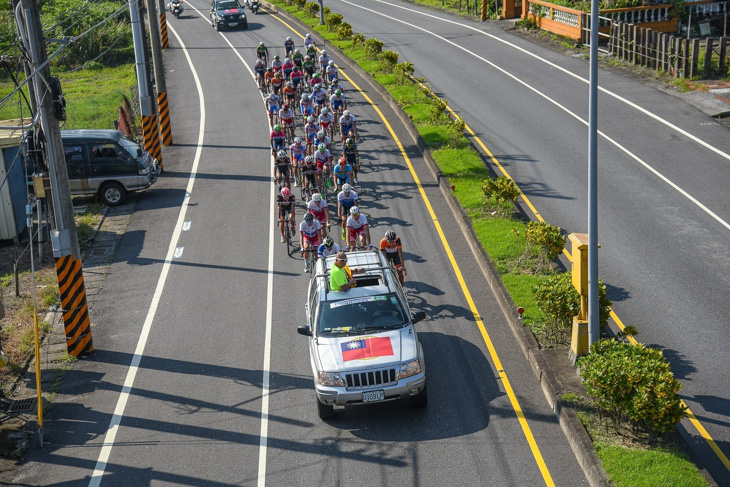 レースは車線をコースとして集団のまま進む