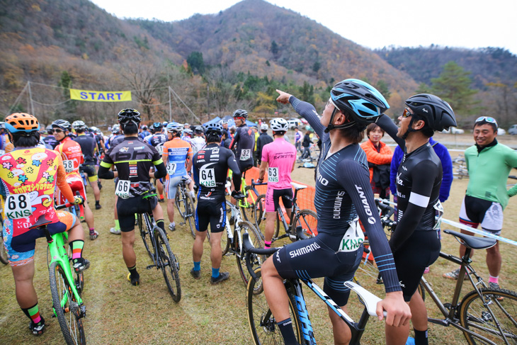 C1 最後尾からスタートを眺める横山航太(シマノレーシング)