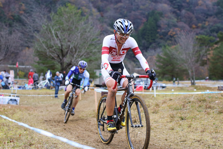 CM1 國分圭二(Mt.HASE321)を抜いて先頭に立つ羽鳥和重(cycleclub3UP)