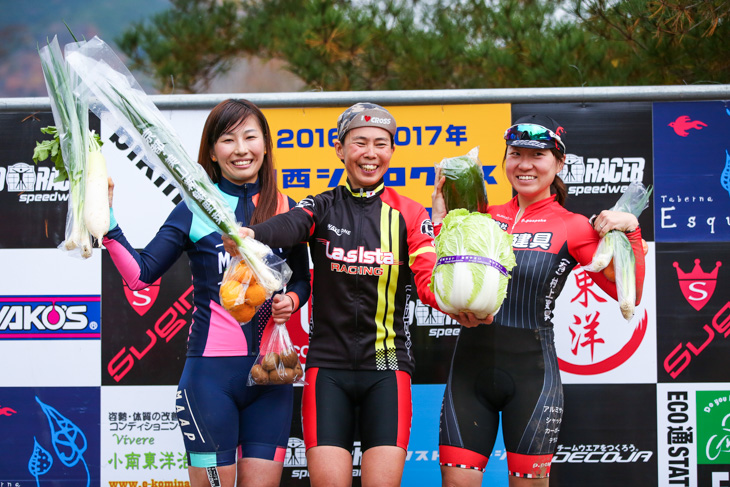 CL1表彰台 2位江嶋綾(INTHEWOODS×MAAP)、1位宮内佐季子(Club La.sistaOffroadTeam)、3位藤田桃花(有 村上建具)