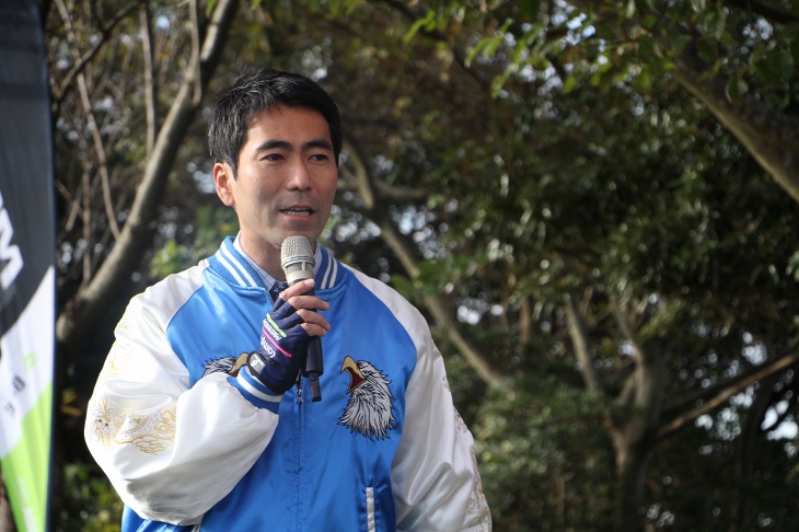 吉田雄人横須賀市長がスカジャン姿で開会の挨拶