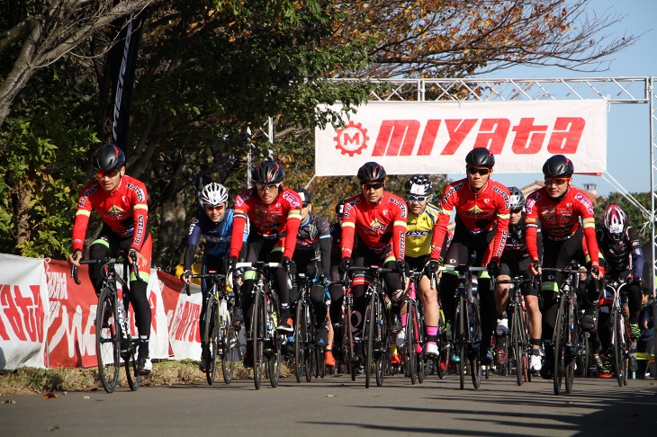 ロード耐久レースはブリッツェンの選手たちが先導します