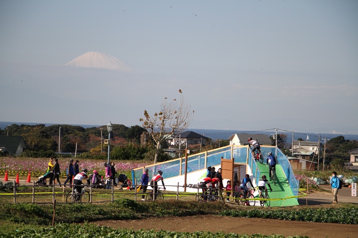 遠くには富士山の姿も