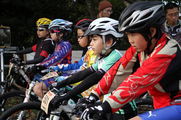 小学生高学年のレース、スタート前はみな集中した表情