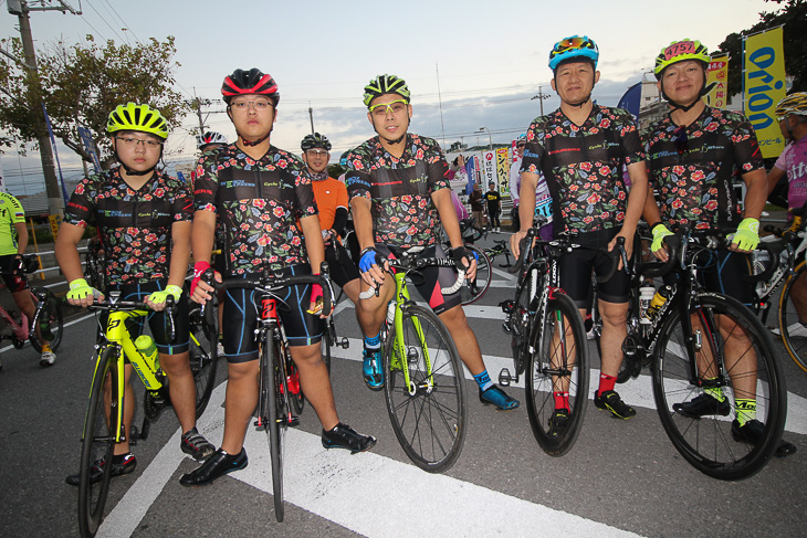 花柄ジャージがおしゃれな台湾のサイクリングクラブの皆さん