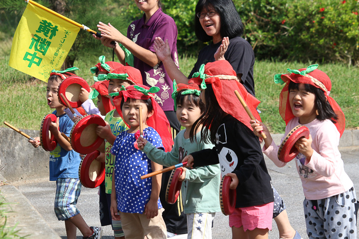 沿道では子どもたち扮するキジムナーの応援が可愛い