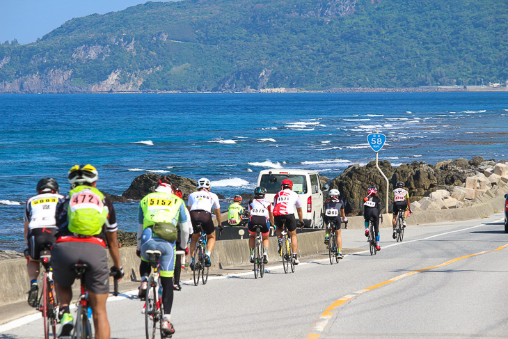 風もなく快適なクルージングが楽しめる海岸線を行くサイクリングコースだ