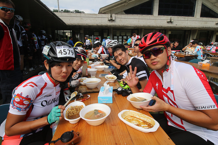 食事を楽しむ台湾からのサイクリングツアーグループ