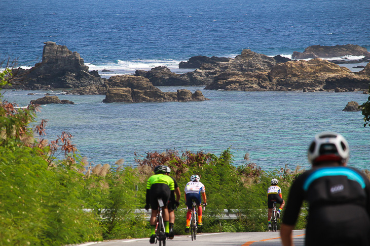 最北端の海へ向かってのダウンヒル。レースはここを逆方向に進む