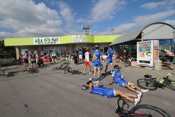 共同売店「山の駅」で一休み。ここからもまだまだ先は長い