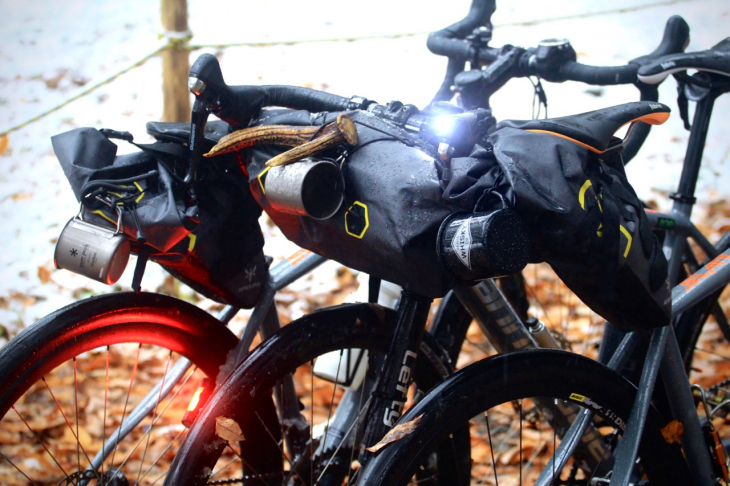 バイクバッグを装備したSLATEたち。マグカップを括り付けると一気に本物感が増すのはなぜだろう?