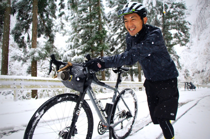 広河原逆川林道は乗車を阻む深い雪。ランニングを強いられつつも笑いが止まらない