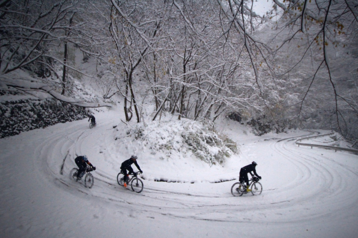 テールスライドさせながら林道を下る。4輪の轍を残したのは、同じく雪を心待ちにしていたであろうジムニー