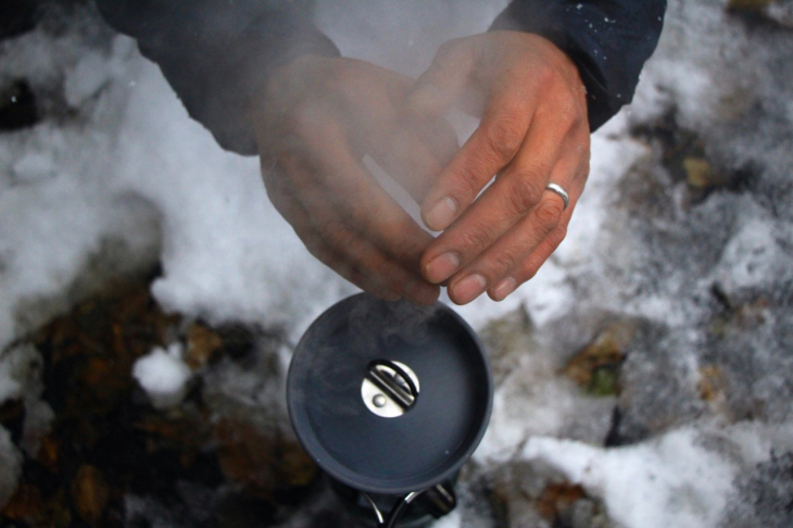 気温はマイナス2℃くらいだろうか?湧き上がる蒸気で暖をとる