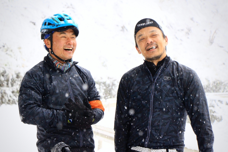 今回の案内役を務めてくれた、Above Bike Storeのオーナーである須崎真也さん(右)と、サイクルハウスミカミの三上和志さん(左)