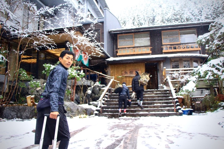 かじかんだ身体を温めに、名栗温泉・大松閣へ。この地で100年以上にも渡って営業している人気の宿