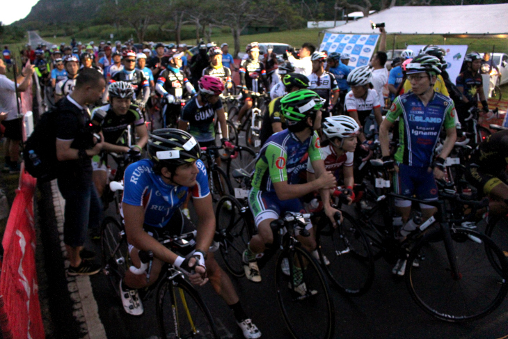 日の出前にヘルオブマリアナのレースはスタートする。参加人数は170名とこじんまりしていることが特徴だ
