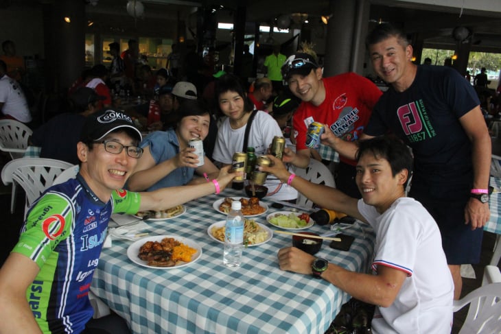 日本の皆さんでレース終了乾杯!