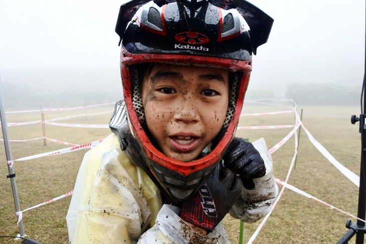 雨の中試走を繰り返す吉無田キッズ・山本一晴選手(takebow-tune Gravity republic/よしむたMTBクラブ)の顔は泥だらけ、でも楽しそう!