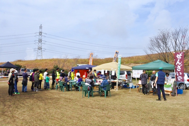 地元のお店など3つの飲食ブースが出展し、ライダーや観客のお腹を満たした