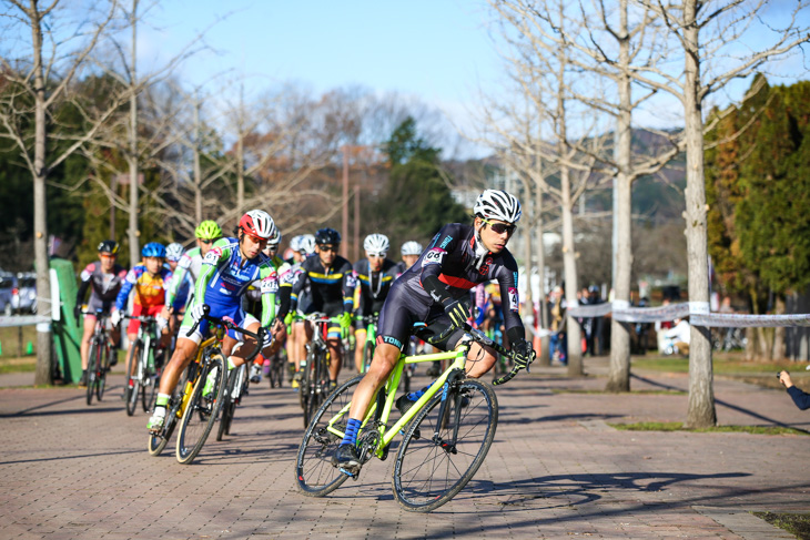 マスターズ40 伊澤一嘉(Tonic CX Team Japan)を先頭に第1コーナーに突入