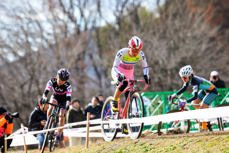 坂口聖香(パナソニックレディース)の後ろに武田和佳(Liv)と今井美穂(CycleClub.jp)が続く