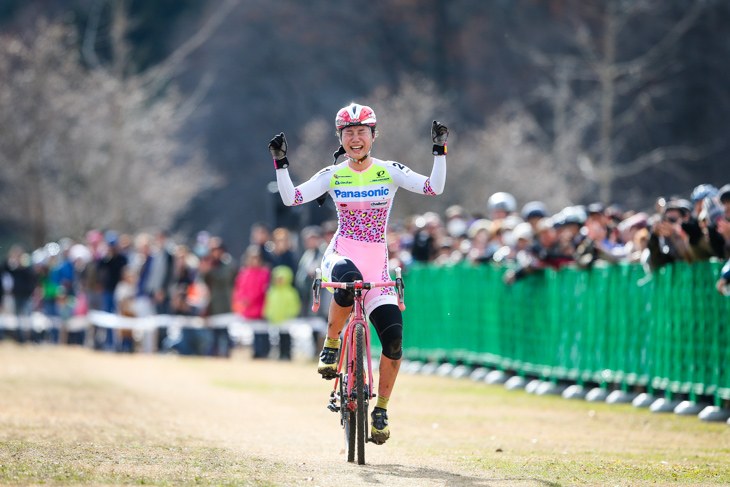 独走のままフィニッシュした坂口聖香(パナソニックレディース)