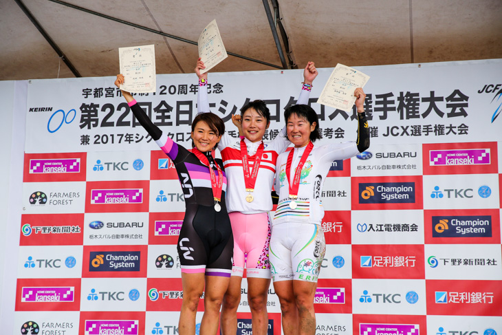 女子表彰台　2位武田和佳（Liv）、1位坂口聖香（パナソニックレディース）、3位與那嶺恵理（FORZA YONEX）