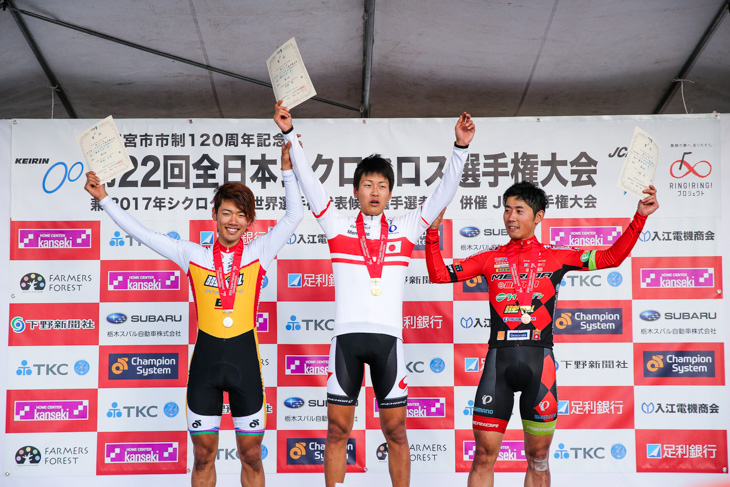 エリート男子表彰台 2位前田公平(弱虫ペダルサイクリング)、1位沢田時(ブリヂストンアンカー)、3位小坂光(宇都宮ブリッツェンシクロクロス)