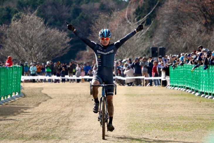 男子U23　織田聖（弱虫ペダルサイクリングチーム）を下した横山航太（シマノレーシング）が優勝