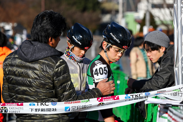 ジュニア　日野泰静（松山城南高校）をサポートする家族と小橋勇利氏