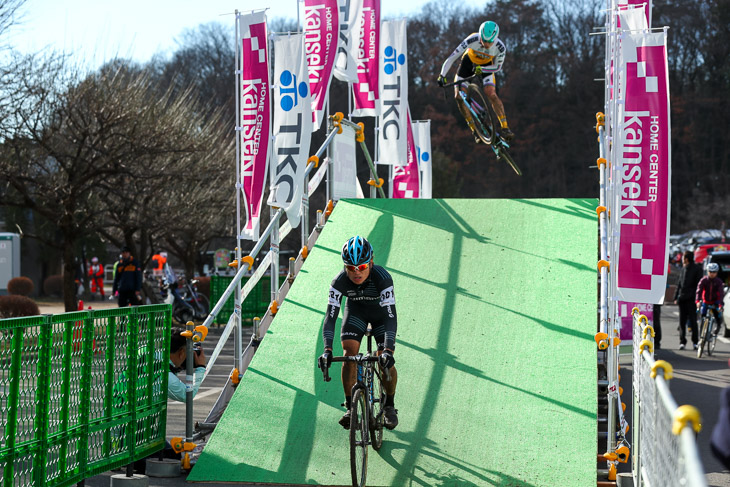 U23　4周目後半、横山航太（シマノレーシング）とフライオーバーでジャンプを決める織田聖（弱虫ペダルサイクリングチーム）