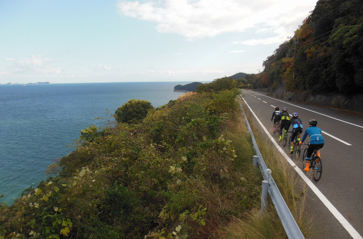 大部港を過ぎ、福田港に向かう道中にある絶景ポイント、島の北部にはこのようなビューポイントが連続する