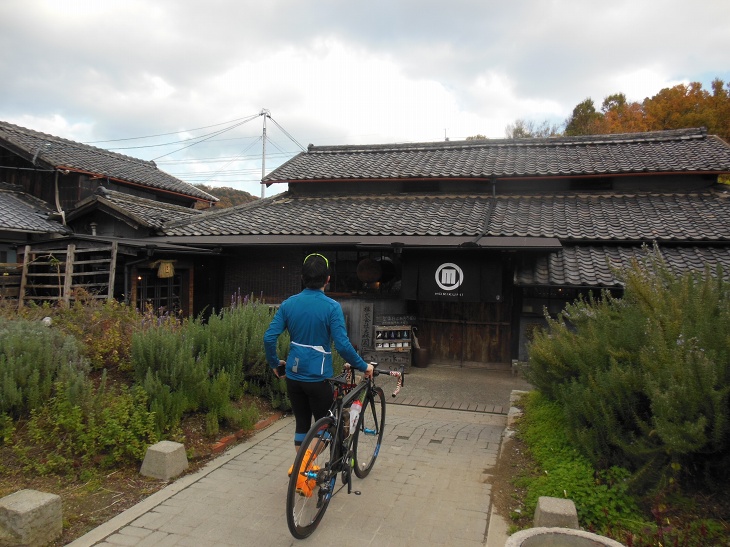 小豆島唯一の酒蔵・森國酒造が経営するカフェ＆バー、築70年以上の佃煮工場をリノベーションした味わいのある建物だ